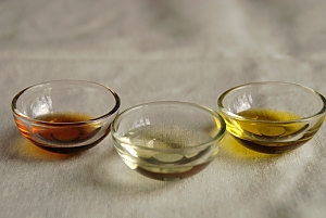 Sesamöl, Rapsöl, Olivenöl (von links nach rechts)