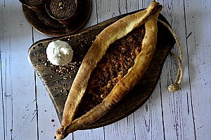 Türkische Pizza (Pide Kıymalı)